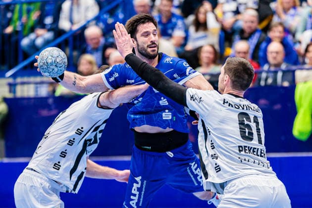 v l Veron Nacinovic THW Kiel, 93 , Tim Suton TBV Lemgo Lippe, 23 , Hendrik Pekeler THW Kiel, 61 GER, TBV Lemgo Lippe vs THW Kiel, Handball, 1 Bundesliga, Matchday 17, Season 2025 2026, 14 12 2025 GER, TBV Lemgo Lippe vs THW Kiel, Handball, 1 Bundesliga, Matchday 17, Season 2025 2026, 14 12 2025 Lemgo Copyright: xEibner-Pressefoto JanxRollingerx EP_JSK