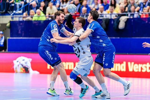 f l Hendrik Wagner TBV Lemgo Lippe, 28 , Elias Ellefsen A Skipagotu THW Kiel, 71 , Frederik Simak TBV Lemgo Lippe, 08 GER, TBV Lemgo Lippe vs THW Kiel, Handball, 1 Bundesliga, Matchday 17, Season 2025 2026, 14 12 2025 GER, TBV Lemgo Lippe vs THW Kiel, Handball, 1 Bundesliga, Matchday 17, Season 2025 2026, 14 12 2025 Lemgo Copyright: xEibner-Pressefoto JanxRollingerx EP_JSK