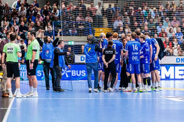 Timeout TBV Lemgo Lippe GER, TBV Lemgo Lippe vs THW Kiel, Handball, 1 Bundesliga, 17 Matchday, Season 2025 2026, 14 12 2025 GER, TBV Lemgo Lippe vs THW Kiel, Handball, 1 Bundesliga, 17 Matchday, Season 2025 2026, 14 12 2025 Lemgo Copyright: xEibner-Pressefoto JanxRollingerx EP_JSK