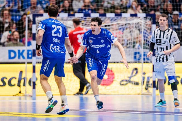 f l Tim Suton TBV Lemgo Lippe, 23 , Samuel Zehnder TBV Lemgo Lippe, 04 celebrates after scoring goal GER, TBV Lemgo Lippe vs THW Kiel, Handball, 1 Bundesliga, Matchday 17, Season 2025 2026, 14 12 2025 GER, TBV Lemgo Lippe vs THW Kiel, Handball, 1 Bundesliga, Matchday 17, Season 2025 2026, 14 12 2025 Lemgo Copyright: xEibner-Pressefoto JanxRollingerx EP_JSK