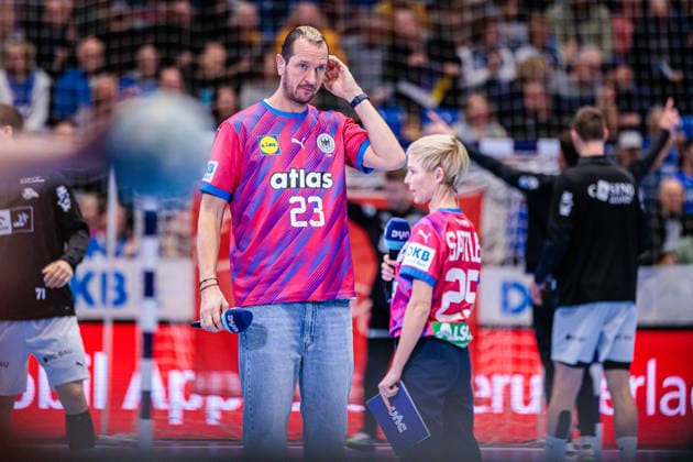f l Pascal Hens DYN Expert , Anett Sattkler DYN Commentator GER, TBV Lemgo Lippe vs THW Kiel, Handball, 1 Bundesliga, Matchday 17, Season 2025 2026, 14 12 2025 GER, TBV Lemgo Lippe vs THW Kiel, Handball, 1 Bundesliga, Matchday 17, Season 2025 2026, 14 12 2025 Lemgo Copyright: xEibner-Pressefoto JanxRollingerx EP_JSK