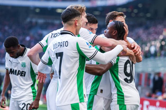 Ismael Kenneth Kone of US Sassuolo celebrates with his teammates after scoring a goal during Serie A 2025 26 football match between AC Milan and US Sassuolo at San Siro Stadium in Milan  Copyright: xFabrizioxCarabelli IPAxSportx xipa-agency.netx xx IPA_69186325 IPA_Agency_IPA69186325
