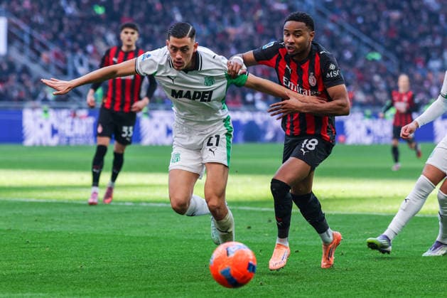 Christopher Alan Nkunku of AC Milan competes for the ball with Jay Noah Idzes of US Sassuolo during Serie A 2025 26 football match between AC Milan and US Sassuolo at San Siro Stadium in Milan  Copyright: xFabrizioxCarabelli IPAxSportx xipa-agency.netx xx IPA_69186660 IPA_Agency_IPA69186660