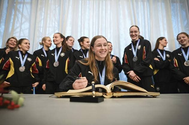 Goldener Buch der Stadt Dortmund, Handball Frauen Nationalmannschaft FOR EDITORIAL PURPOSES ONLY EDITORIAL USE ONLY p The players of the German Handball Frauen Nationalmannschaft sign the Goldener Buch der Stadt Dortmund, on Monday, December 15, 2025 at the Rathaus Dortmund Germany NRW Dortmund Copyright SocratesxTassos Copyright: SocratesxTassos doc83pcb9huh0014jpw46qk ,EDITORIAL USE ONLY Copyright: SocratesxTassos