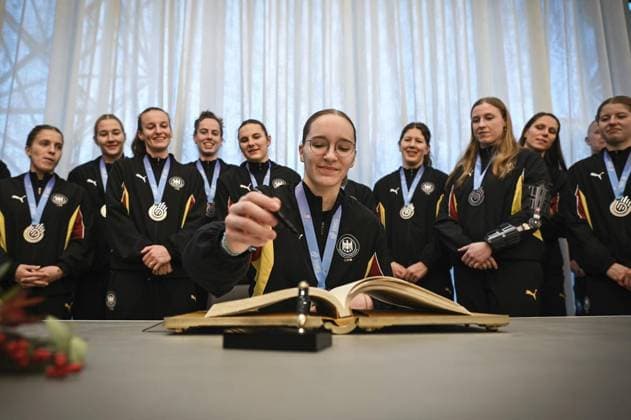 Goldener Buch der Stadt Dortmund, Handball Frauen Nationalmannschaft FOR EDITORIAL PURPOSES ONLY EDITORIAL USE ONLY p The players of the German Handball Frauen Nationalmannschaft sign the Goldener Buch der Stadt Dortmund, on Monday, December 15, 2025 at the Rathaus Dortmund Germany NRW Dortmund Copyright SocratesxTassos Copyright: SocratesxTassos doc83pcb9mf336256rt1qb ,EDITORIAL USE ONLY Copyright: SocratesxTassos