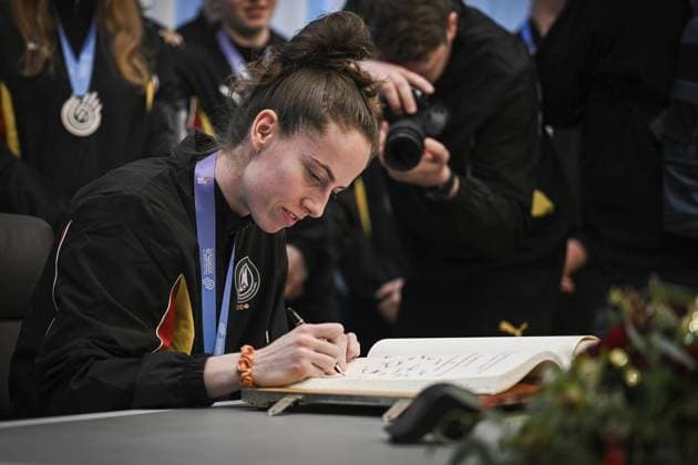 Goldener Buch der Stadt Dortmund, Handball Frauen Nationalmannschaft FOR EDITORIAL PURPOSES ONLY EDITORIAL USE ONLY p The players of the German Handball Frauen Nationalmannschaft sign the Goldener Buch der Stadt Dortmund, on Monday, December 15, 2025 at the Rathaus Dortmund Germany NRW Dortmund Copyright SocratesxTassos Copyright: SocratesxTassos doc83pcbbd6xo8v9sl82fk ,EDITORIAL USE ONLY Copyright: SocratesxTassos