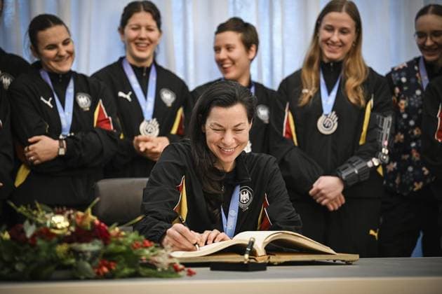 Goldener Buch der Stadt Dortmund, Handball Frauen Nationalmannschaft FOR EDITORIAL PURPOSES ONLY EDITORIAL USE ONLY p The players of the German Handball Frauen Nationalmannschaft sign the Goldener Buch der Stadt Dortmund, on Monday, December 15, 2025 at the Rathaus Dortmund Germany NRW Dortmund Copyright SocratesxTassos Copyright: SocratesxTassos doc83pcbbl20jrzh59vbtd ,EDITORIAL USE ONLY Copyright: SocratesxTassos