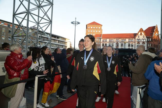 15 12 2025Dortmund The city of Dortmund welcomes the womens national handball team to Dortmund City Hall The red carpet leads to City Hall At the World Handball Championship, they came second in the final against Norway The match ended narrowly with 20 23 goals Lord Mayor Alexander Kalouti invites the team to sign the citys Golden Book