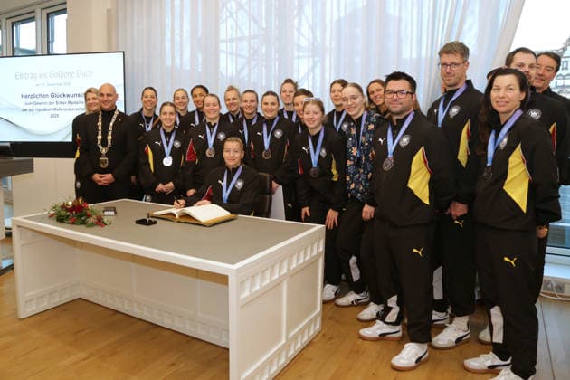 15 12 2025Dortmund The city of Dortmund welcomes the womens national handball team to Dortmund City Hall At the World Handball Championship, they came second in the final against Norway The match ended narrowly with 20 23 goals Lord Mayor Alexander Kalouti invites the team to sign the citys Golden Book Captain Antje Döll is the first to sign the Golden Book