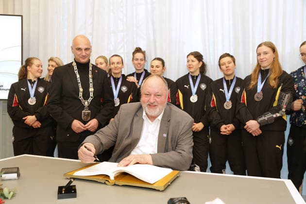 15 12 2025Dortmund The city of Dortmund welcomes the womens national handball team to Dortmund City Hall At the World Handball Championship, they came second in the final against Norway The match ended narrowly with 20 23 goals Lord Mayor Alexander Kalouti invites the team to sign the citys Golden Book DHB President Andreas Michelmann also signs the Golden Book