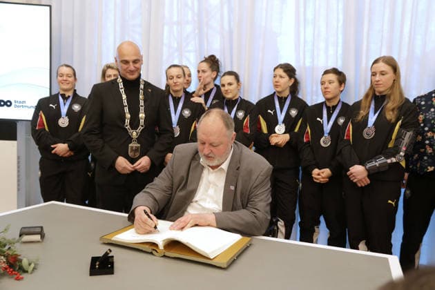 15 12 2025Dortmund The city of Dortmund welcomes the womens national handball team to Dortmund City Hall At the World Handball Championship, they came second in the final against Norway The match ended narrowly with 20 23 goals Lord Mayor Alexander Kalouti invites the team to sign the citys Golden Book DHB President Andreas Michelmann also signs the Golden Book