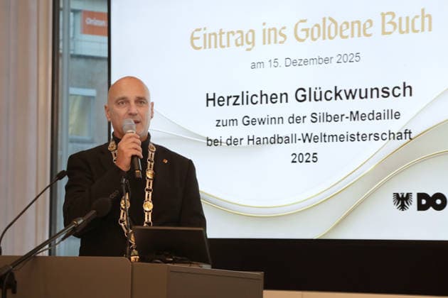 15 12 2025Dortmund The city of Dortmund welcomes the womens national handball team to Dortmund City Hall At the World Handball Championship, they came second in the final against Norway The match ended narrowly with 20 23 goals Lord Mayor Alexander Kalouti invites the team to sign the citys Golden Book