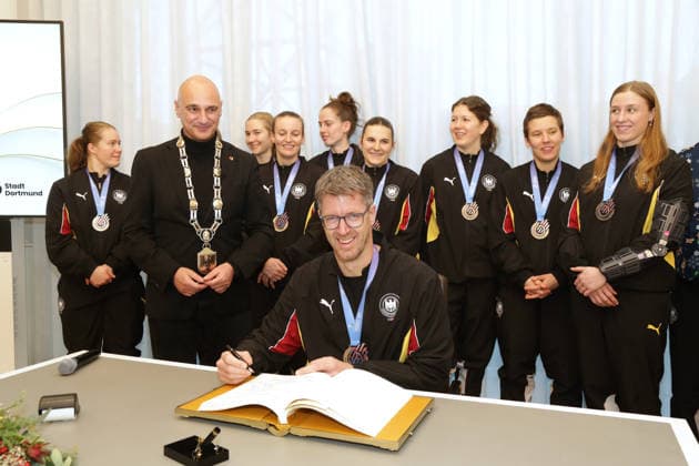 15 12 2025Dortmund The city of Dortmund welcomes the womens national handball team to Dortmund City Hall At the World Handball Championship, they came second in the final against Norway The match ended narrowly with 20 23 goals Lord Mayor Alexander Kalouti invites the team to sign the citys Golden Book National coach Markus Gaugisch signs the Golden Book