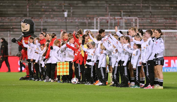 Welcoming the teams before the start of the match Sport Football Soccer Women Womens Bundesliga 13 Matchday Season 2025 2026 15 12 2025 1 FC Union Berlin vs SG Eintracht Frankfurt SGE DFL regulations prohibit any use of photographs as image sequences and or quasi video