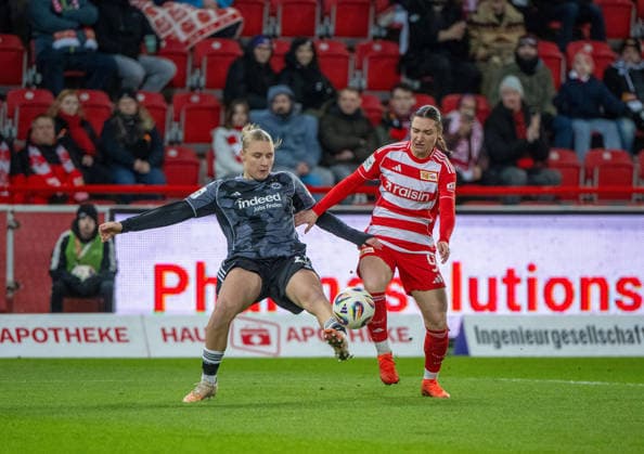 Soccer, Women, Season 2025 2026, Google Pixel Women Bundesliga 13 Matchday , 1 FC Union Berlin Eintracht Frankfurt, v l Jella Veit Eintracht Frankfurt , Sophie Weidauer 1 Women 1 FC Union , 15 12 2025, Copyright: xMatthiasxKochx