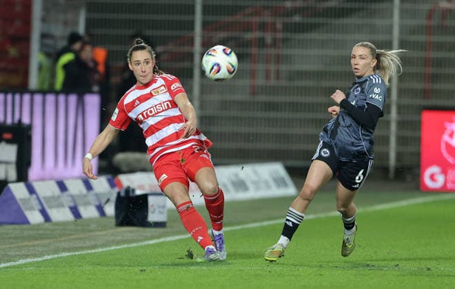 Anna Weiß , Elisa Senß Zweikampf Spielzene Action Sport Fußball Frauen Frauen Bundesliga 13 Spieltag Saison 2025 2026 15 12 2025 1 FC Union Berlin vs SG Eintracht Frankfurt SGE DFL regulations prohibit any use of photographs as image sequences and or quasi video