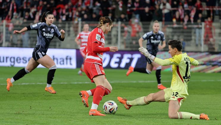 Sophie Weidauer, goalkeeper Lina Altenburg duel Match scene Action Sport Football Soccer Women Womens Bundesliga 13 Matchday Season 2025 2026 15 12 2025 1 FC Union Berlin vs SG Eintracht Frankfurt SGE DFL regulations prohibit any use of photographs as image sequences and or quasi video