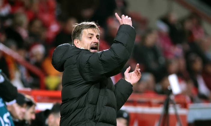 Coach Niko Arnautis gives instructions Action upper body Sport Football Soccer Women Women Bundesliga 13 Matchday Season 2025 2026 15 12 2025 1 FC Union Berlin vs SG Eintracht Frankfurt SGE DFL regulations prohibit any use of photographs as image sequences and or quasi video