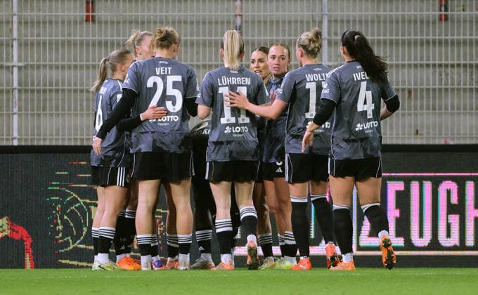 Sophie Weidauer, goalkeeper Lina Altenburg duel Match scene Action Sport Football Soccer Women Womens Bundesliga 13 Matchday Season 2025 2026 15 12 2025 1 FC Union Berlin vs SG Eintracht Frankfurt SGE DFL regulations prohibit any use of photographs as image sequences and or quasi video