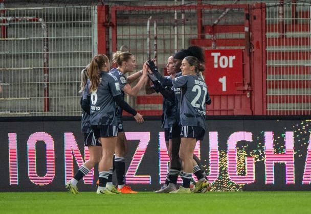 Soccer, Women, Season 2025 2026, Google Pixel Women Bundesliga 13 Matchday , 1 FC Union Berlin Eintracht Frankfurt, f l Lisanne Gräwe Eintracht Frankfurt , Laura Freigang Eintracht Frankfurt , Nicole Anyomi Eintracht Frankfurt , Ereleta Memeti Eintracht Frankfurt , Cheering after goal to 0 1, 15 12 2025, Copyright: xMatthiasxKochx