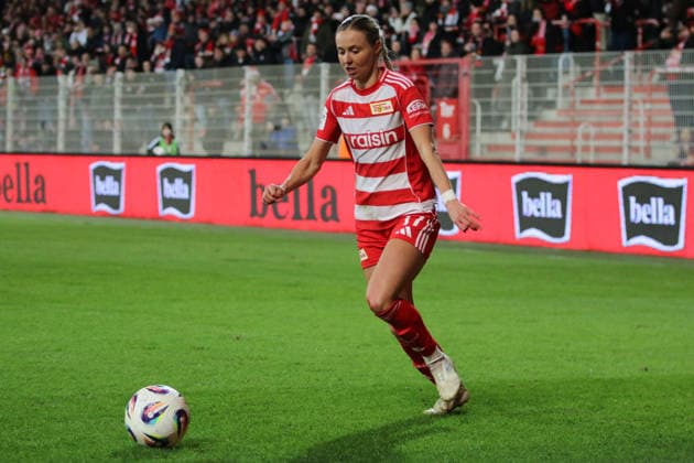 15 12 2025 Soccer Women 2025 2026 Google Pixel Women Bundesliga 13 Matchday 1 FC Union Berlin SG Eintracht Frankfurt Stadion an der alten Försterei Berlin Judith Steinert Union, 17, red on the ball Berlin Berlin Germany
