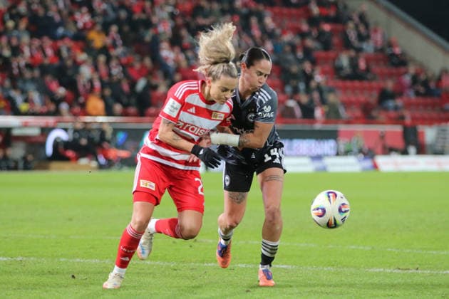 15 12 2025 Soccer Women 2025 2026 Google Pixel Women Bundesliga 13 Matchday 1 FC Union Berlin SG Eintracht Frankfurt Stadion an der alten Försterei Berlin Jenny Hipp Union, 27, red in duel with Geraldine Reuteler Eintracht, 14, gray Berlin Berlin Berlin Germany