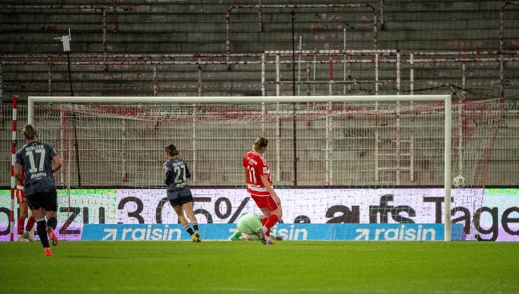 Soccer, Women, Season 2025 2026, Google Pixel Women Bundesliga 13 Matchday , 1 FC Union Berlin Eintracht Frankfurt, Laura Freigang not in picture Eintracht Frankfurt scores the goal to 0 1 against goalkeeper Cara Bösl 1 Women 1 FC Union , 15 12 2025, Copyright: xMatthiasxKochx