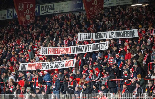 Soccer, Women, Season 2025 2026, Google Pixel Women Bundesliga 13 Matchday , 1 FC Union Berlin Eintracht Frankfurt, Fans of 1 FC Union, Protest against Monday matches, 15 12 2025, Copyright: xMatthiasxKochx