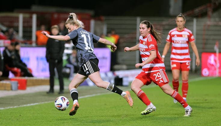 Nina Lührßen on the ball, Antonia Halverkamps duel Match scene Action Sport Football Soccer Women Womens Bundesliga 13 Matchday Season 2025 2026 15 12 2025 1 FC Union Berlin vs SG Eintracht Frankfurt SGE DFL regulations prohibit any use of photographs as image sequences and or quasi video