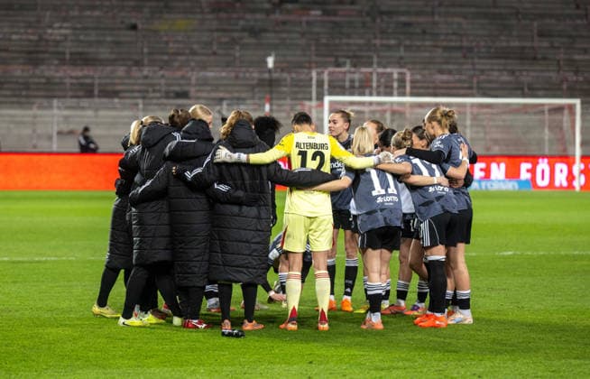 Soccer, Women, Season 2025 2026, Google Pixel Women Bundesliga 13 Matchday , 1 FC Union Berlin Eintracht Frankfurt, Frankfurt motivation before the game in the circle, 15 12 2025, Copyright: xMatthiasxKochx
