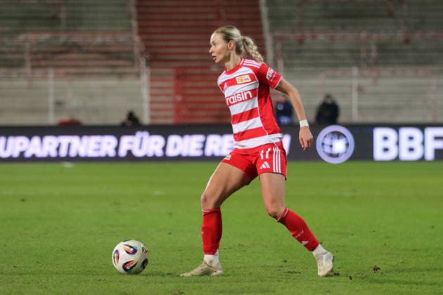 15 12 2025 Soccer Women 2025 2026 Google Pixel Women Bundesliga 13 Matchday 1 FC Union Berlin SG Eintracht Frankfurt Stadion an der alten Försterei Berlin Judith Steinert Union, 17, red on the ball Berlin Berlin Germany