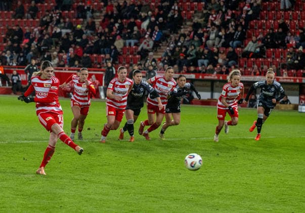 Soccer, Women, Season 2025 2026, Google Pixel Women Bundesliga 13 Matchday , 1 FC Union Berlin Eintracht Frankfurt, Eileen Campbell 1 Women 1 FC Union fails to score a penalty at the post, 15 12 2025, Copyright: xMatthiasxKochx