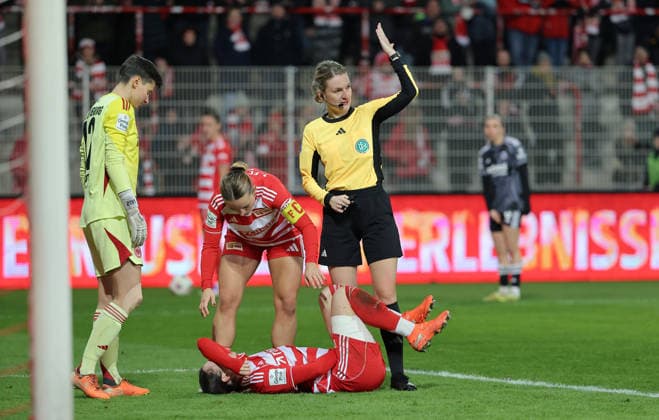 Sophie Weidauer battered after a tackle, referee Miriam Schwermer Match scene Action Sport Football Soccer Women Womens Bundesliga 13 Matchday Season 2025 2026 15 12 2025 1 FC Union Berlin vs SG Eintracht Frankfurt SGE DFL regulations prohibit any use of photographs as image sequences and or quasi video