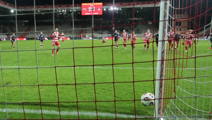 Eileen Campbell misses penalty kick against goalkeeper Lina Altenburg Sport Football Soccer Women Womens Bundesliga 13 Matchday Season 2025 2026 15 12 2025 1 FC Union Berlin vs SG Eintracht Frankfurt SGE DFL regulations prohibit any use of photographs as image sequences and or quasi video