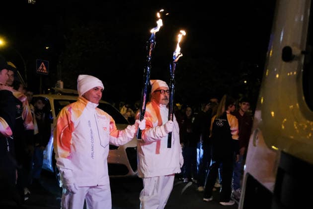 The Olympic Torch arrives in Palermo during the Olympic Torch Relay for the Olympic Winter games, Winterspiele,Spiele, Summer games Milano Cortina 2026 in Palermo, Italy, on 15 December 2025; in the photo: Changing the torch  Copyright: xFedericoxSerra IPAxSportx xipa-agency.netx xx IPA_69192823 IPA_Agency_IPA69192823