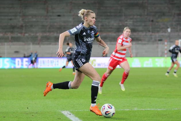 15 12 2025 Soccer Women 2025 2026 Google Pixel Women Bundesliga 13 Matchday 1 FC Union Berlin SG Eintracht Frankfurt Stadion an der alten Försterei Berlin Laura Freigang Eintracht, 10, gray drives the ball forward Berlin Berlin Germany