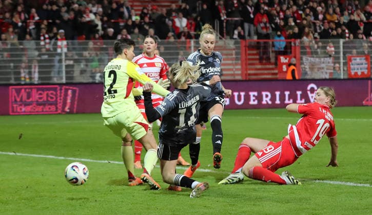 Samantha Steuerwald scores the goal to equalize 1 1 against goalkeeper Lina Altenburg, Nina Lührßen duel Match scene Action Sport Soccer Football Women Womens Bundesliga 13 Matchday Season 2025 2026 15 12 2025 1 FC Union Berlin vs SG Eintracht Frankfurt SGE DFL regulations prohibit any use of photographs as image sequences and or quasi video