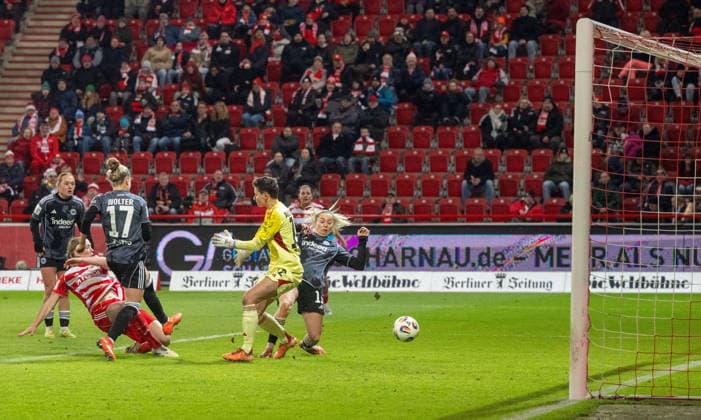 Soccer, Women, Season 2025 2026, Google Pixel Women Bundesliga 13 Matchday , 1 FC Union Berlin Eintracht Frankfurt, Samantha Steuerwald 2 v l , 1 Women 1 FC Union scores the goal to 1 1 against goalkeeper Lina Altenburg Eintracht Frankfurt , 15 12 2025, Copyright: xMatthiasxKochx