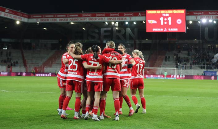 Samantha Steuerwald celebrates after equalizing 1 1 with teammates Joy Emotion Cheering Sport Football Soccer Women Womens Bundesliga 13 Matchday Season 2025 2026 15 12 2025 1 FC Union Berlin vs SG Eintracht Frankfurt SGE DFL regulations prohibit any use of photographs as image sequences and or quasi video