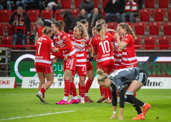 Soccer, Women, Season 2025 2026, Google Pixel Women Bundesliga 13 Matchday , 1 FC Union Berlin Eintracht Frankfurt, Union cheering after goal to 1 1, 15 12 2025, Copyright: xMatthiasxKochx