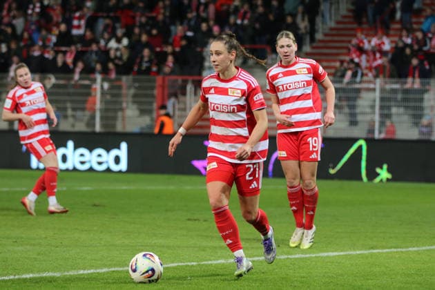 15 12 2025 Soccer Women 2025 2026 Google Pixel Women Bundesliga 13 Matchday 1 FC Union Berlin SG Eintracht Frankfurt Stadion an der alten Försterei Berlin Judith Steinert Union, 17, red on the ball Berlin Berlin Germany
