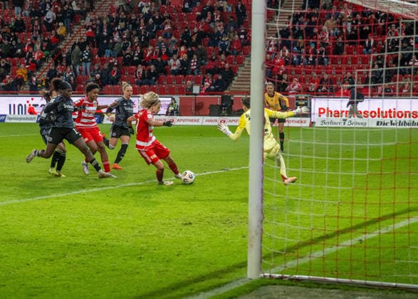 Soccer, Women, Season 2025 2026, Google Pixel Women Bundesliga 13 Matchday , 1 FC Union Berlin Eintracht Frankfurt, Jenny Hipp 1 Women 1 FC Union scores the goal to 2 2 against goalkeeper Lina Altenburg Eintracht Frankfurt , 15 12 2025, Copyright: xMatthiasxKochx