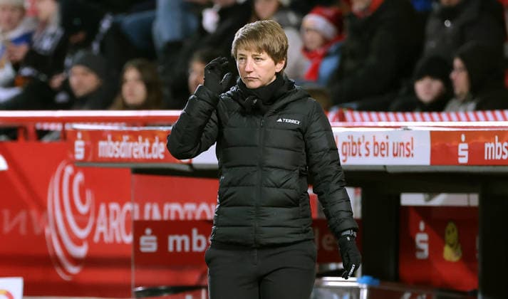 Coach Ailien Poese thoughtfully disappointed Disappointment Sport Football Soccer Women Womens Bundesliga 13 Matchday Season 2025 2026 15 12 2025 1 FC Union Berlin vs SG Eintracht Frankfurt SGE DFL regulations prohibit any use of photographs as image sequences and or quasi video