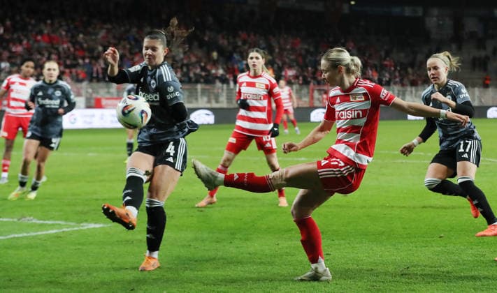 Noemi Ivelj gets the ball to her hand, Judith Steinert duel Match scene Action Sport Football Soccer Women Womens Bundesliga 13 Matchday Season 2025 2026 15 12 2025 1 FC Union Berlin vs SG Eintracht Frankfurt SGE DFL regulations prohibit any use of photographs as image sequences and or quasi video