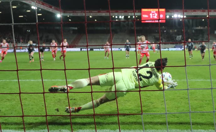 Jenny Hipp shoots penalty kick against goalkeeper Lina Altenburg duel Match scene Action Sport Football Soccer Women Womens Bundesliga 13 Matchday Season 2025 2026 15 12 2025 1 FC Union Berlin vs SG Eintracht Frankfurt SGE DFL regulations prohibit any use of photographs as image sequences and or quasi video
