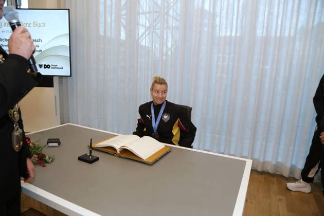 15 12 2025Dortmund The city of Dortmund welcomes the womens national handball team to Dortmund City Hall At the World Handball Championship, they came second in the final against Norway The match ended narrowly with 20 23 goals Lord Mayor Alexander Kalouti invites the team to sign the citys Golden Book Captain Antje Döll sits somewhat embarrassed in front of the Golden Book before her team joins her