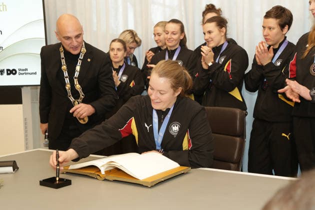 15 12 2025Dortmund The city of Dortmund welcomes the womens national handball team to Dortmund City Hall At the World Handball Championship, they came second in the final against Norway The match ended narrowly with 20 23 goals Lord Mayor Alexander Kalouti invites the team to sign the citys Golden Book Lisa Antl from BVB Dortmund signs the Golden Book