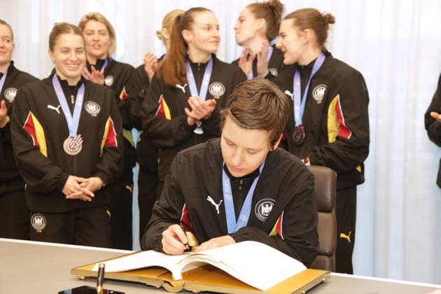 15 12 2025Dortmund The city of Dortmund welcomes the womens national handball team to Dortmund City Hall At the World Handball Championship, they came second in the final against Norway The match ended narrowly with 20 23 goals Lord Mayor Alexander Kalouti invites the team to sign the citys Golden Book Alina Grijseels from BVB Dortmund signs the Golden Book
