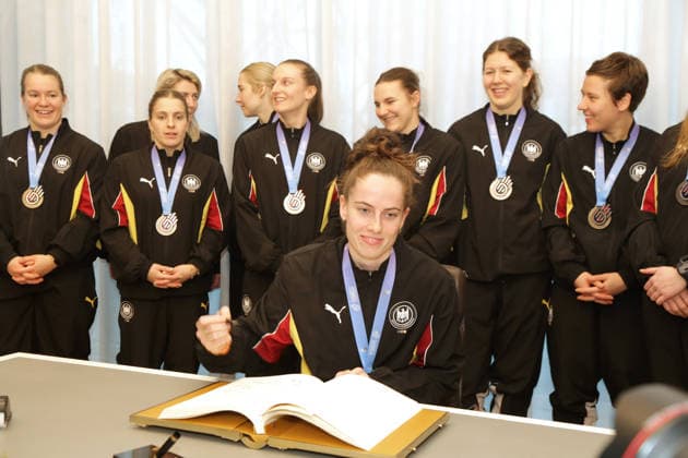 15 12 2025Dortmund The city of Dortmund welcomes the womens national handball team to Dortmund City Hall At the World Handball Championship, they came second in the final against Norway The match ended narrowly with 20 23 goals Lord Mayor Alexander Kalouti invites the team to sign the citys Golden Book Sarah Wachter from BVB Dortmund signs the Golden Book