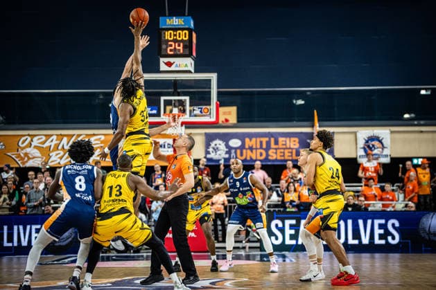 Rostock, Germany 15 December 2025 1 BBL 2025 2026 Rostock Seawolves vs MHP Riesen Ludwigsburg In the picture Throw-in Copyright: xFotostandx xVoelkerx